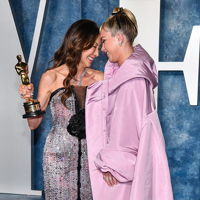 2PBT3N0 - Michelle Yeoh and Florence Pugh walking on the red carpet at the 2023 Vanity Fair Oscar Party held at the Wallis Annenberg Center for the Performing Arts.